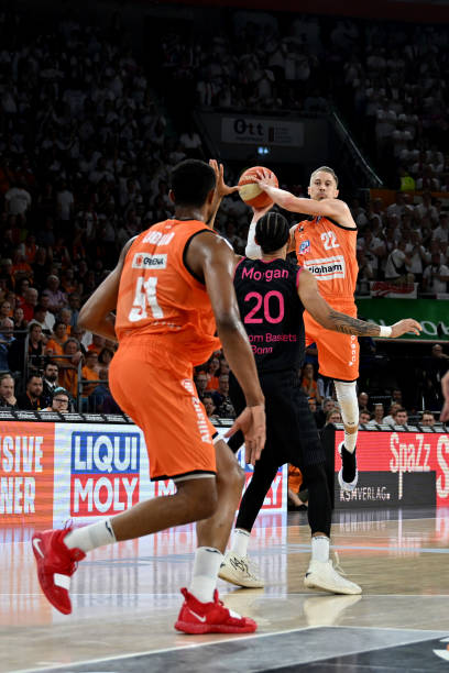 更因中国女 更因中国女