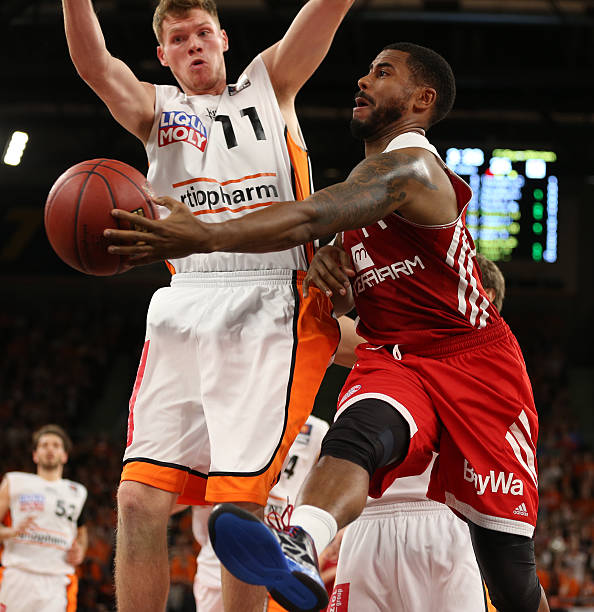 在球场上展 在球场上展