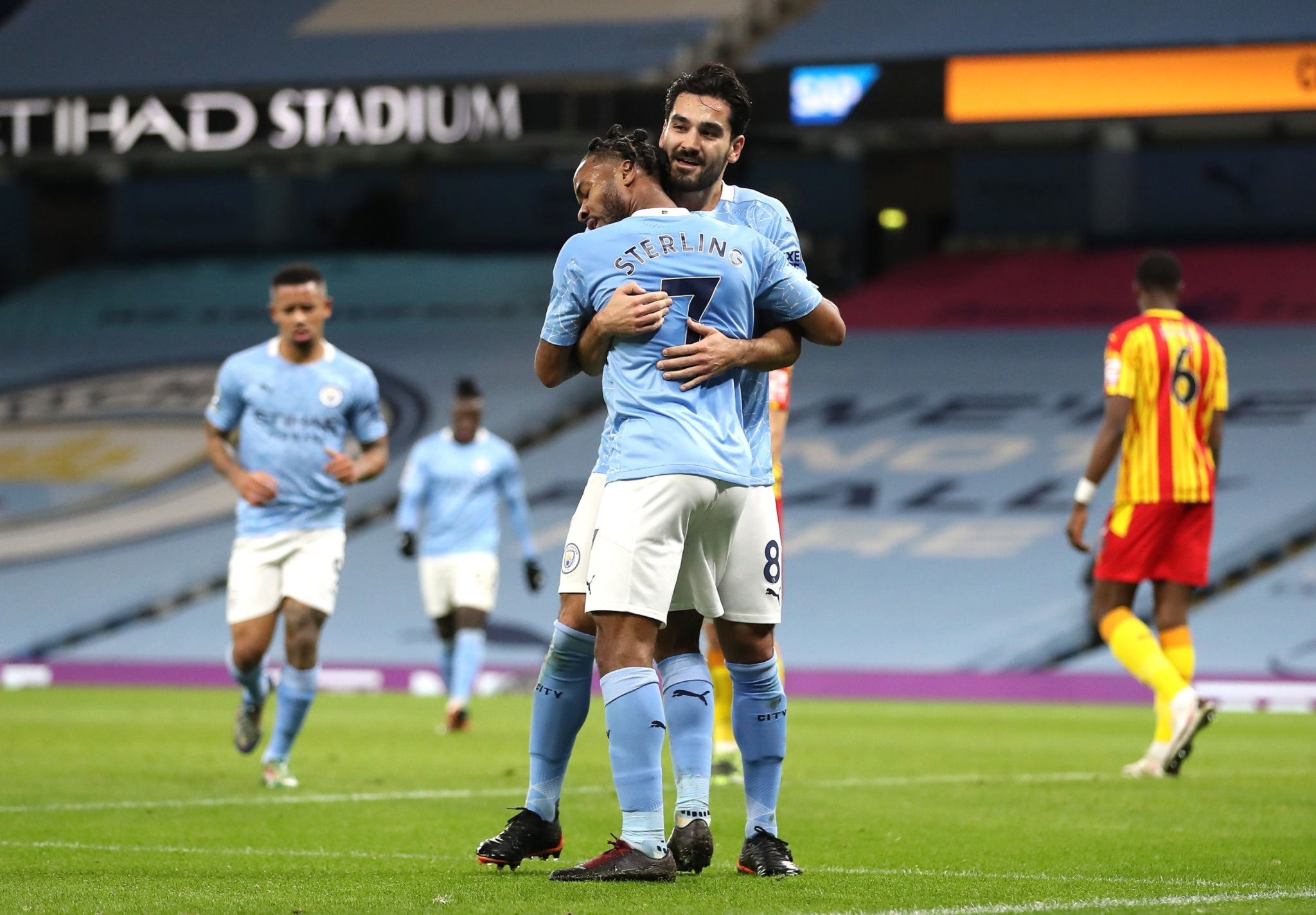 能在栏间保 能在栏间保